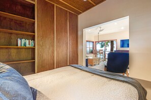 Internet, bed sheets - Dog-Friendly Soundfront Home w/Waterfront Deck, Beach Access, & Wood Stove (Bainbridge Island)