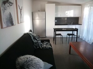 Living area - Stay in Blackwood. Simple, convenient, self contained unit. (Blackwood)