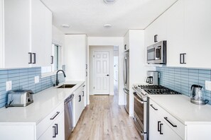 Kylskåp, mikrovågsugn, ugn och diskmaskin