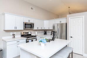 Kjøleskap, mikrobølgeovn, ovn og kokeplater