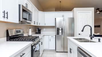 JÀÀkaappi, mikroaaltouuni, uuni, liesi