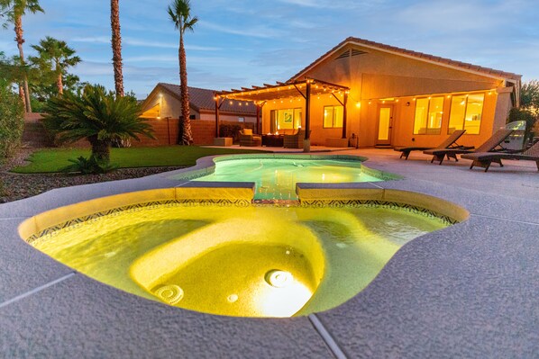 Utendørsbasseng og et oppvarmet basseng