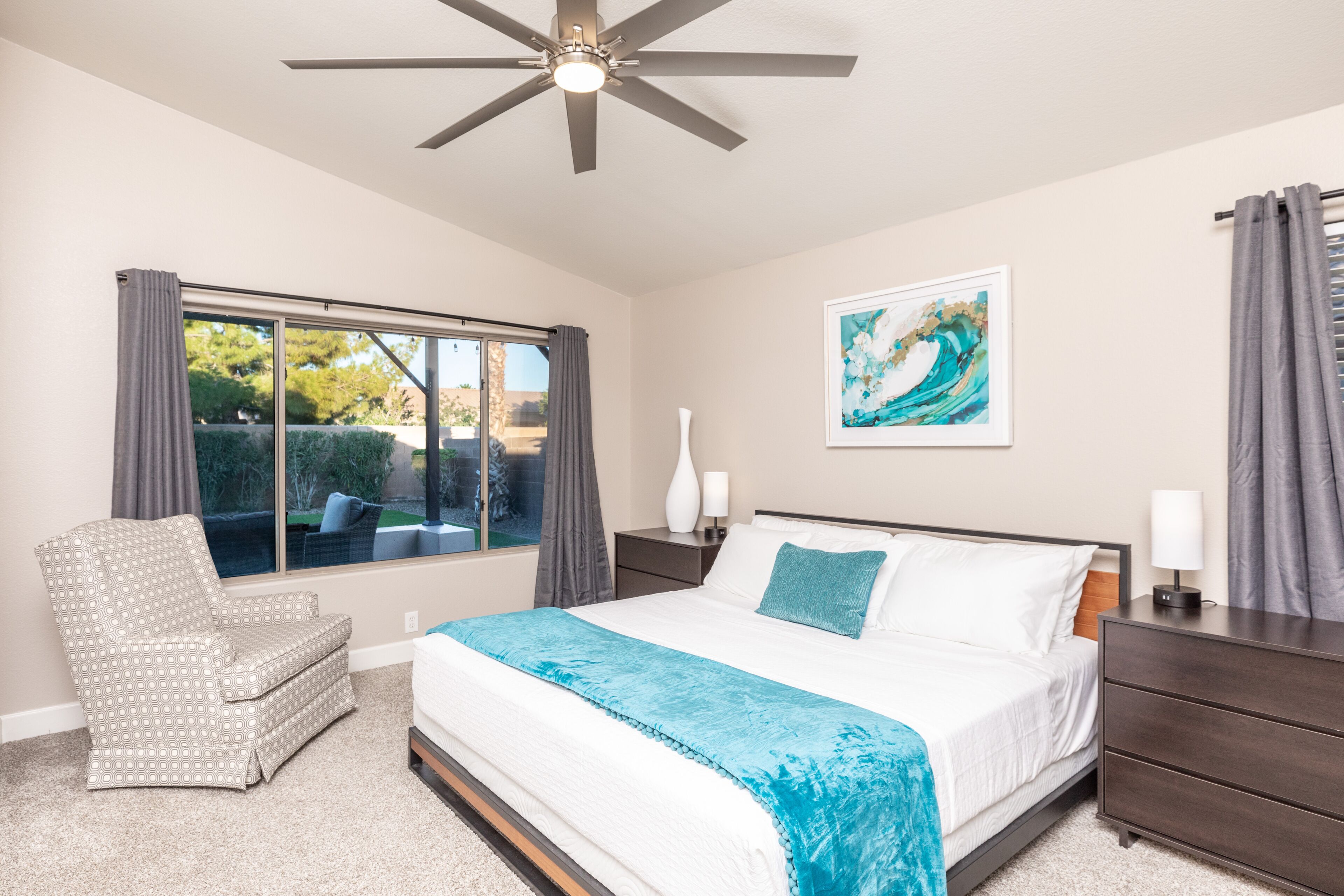 4 habitaciones, tabla de planchar con plancha, wifi y ropa de cama 