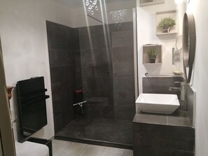Douche, sĂšche-cheveux, serviettes fournies, savon