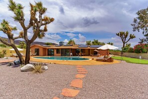 Alberca al aire libre y alberca climatizada