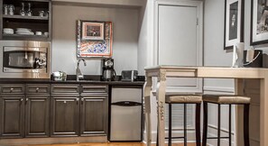 Réfrigérateur, micro-ondes, lave-vaisselle, cafetière/bouilloire