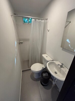 Single Room | Bathroom | Shower, free toiletries, towels, soap - Casa Prado 59 (Barranquilla)