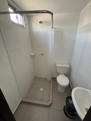 Phòng đôi | Phòng tắm | Buồng tắm vòi sen, đồ dùng nhà tắm miễn phí, khăn tắm, xà phòng 