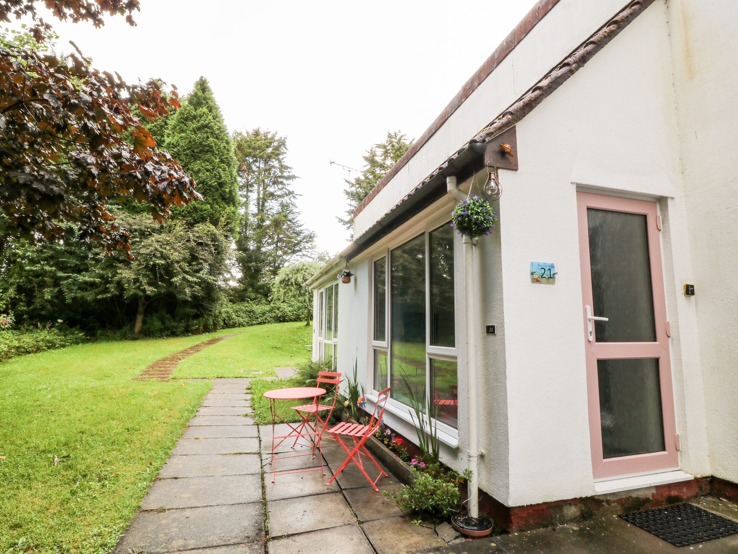 BEAU'S BUNGALOW, family friendly, with pool in Gunnislake