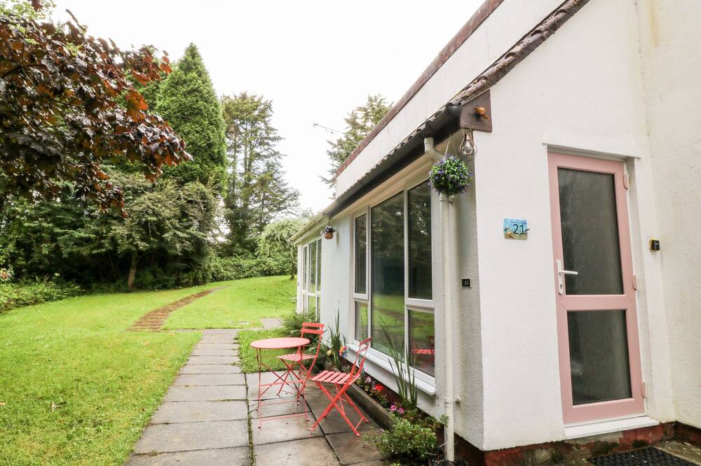 BEAU'S BUNGALOW, family friendly, with pool in Gunnislake