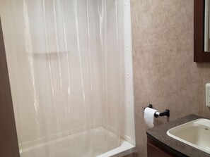 Ensemble douche/baignoire, serviettes fournies, savon, papier toilette