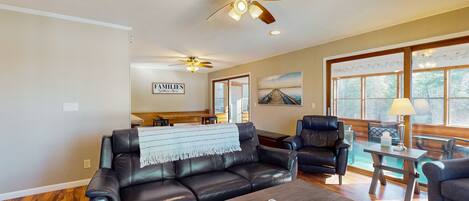 テレビ、DVD プレーヤー、テーブルサッカー台