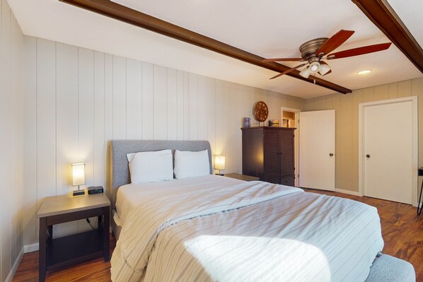 4 habitaciones, escritorio y tabla de planchar con plancha 