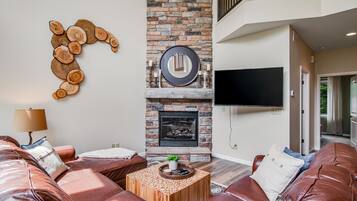 Televisión y chimenea