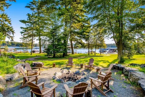Newly-built condo on Duck Lake with decks, private dock, & firepit