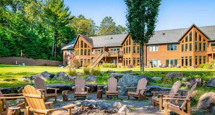 Newly-built condo on Duck Lake with decks, private dock, & firepit