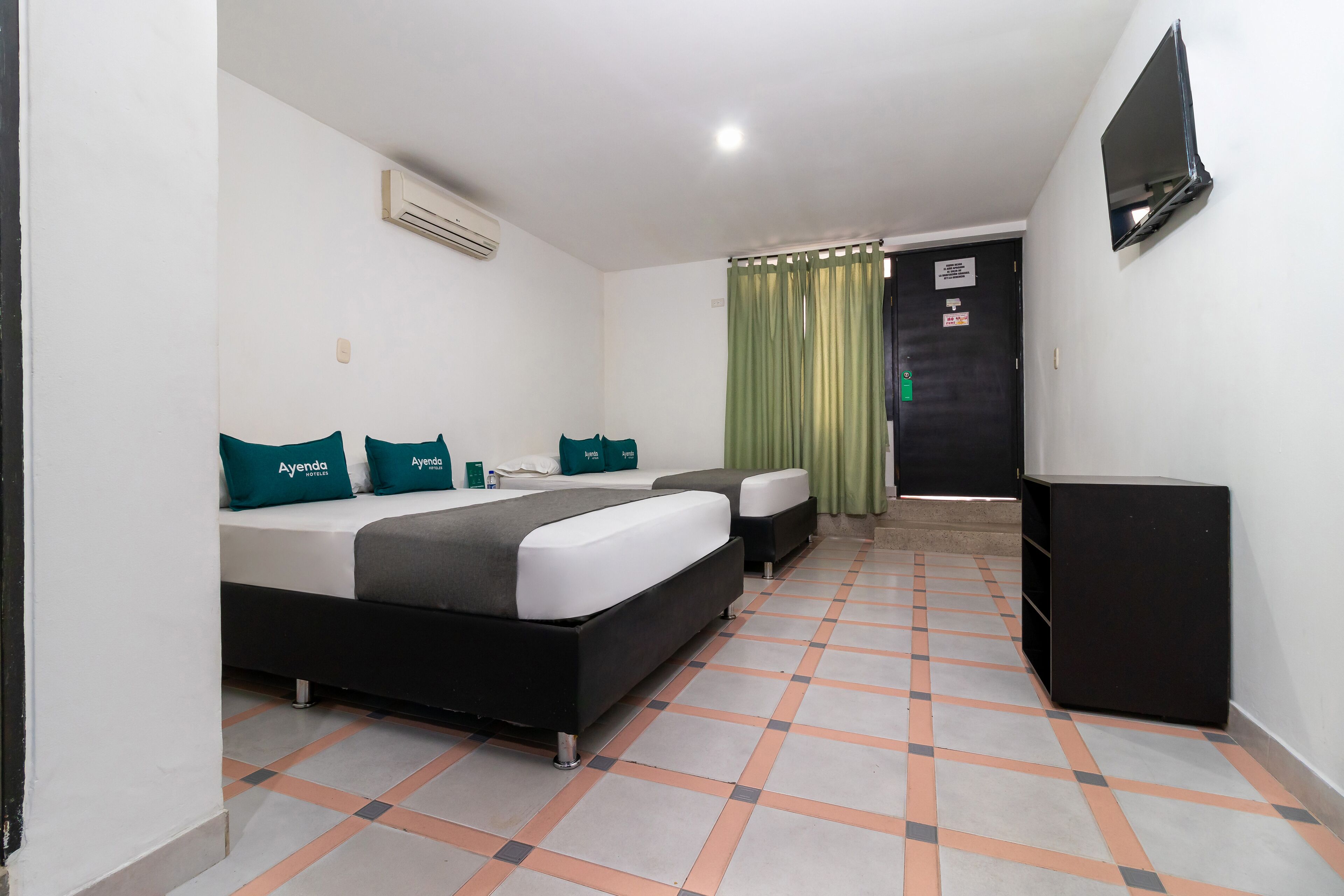 family room | 1 bedroom, hypo-allergenic bedding, free wifi, bed sheets