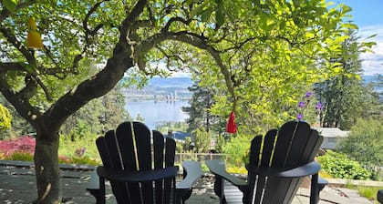 Quiet location with stunning view, close to downtown, wineries, beaches