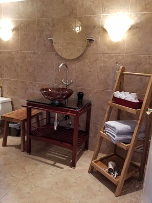 Een douche, een haardroger, handdoeken, zeep