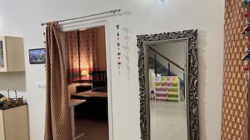 1 habitación, escritorio, tabla de planchar con plancha y wifi gratis