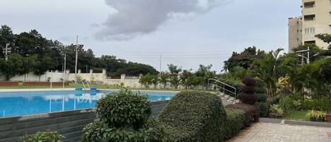 Una piscina al aire libre