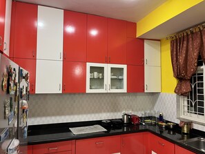 Geladeira, micro-ondas, cooktop, cafeteira/chaleira