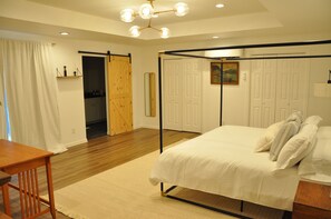 4 bedrooms, desk, free WiFi, bed sheets - Elegantly Designed Mid-Century Modern Home Near Magnolia (Woodway)