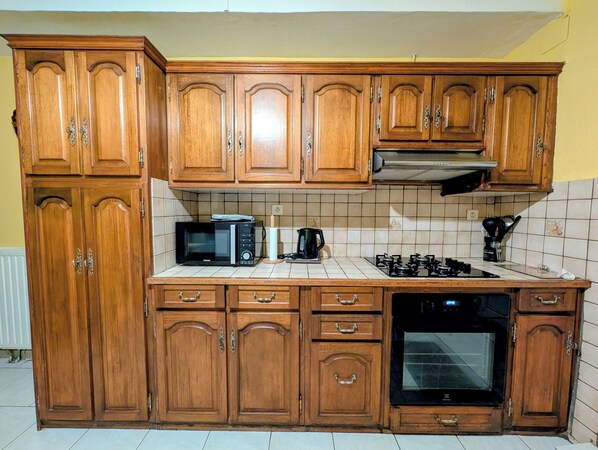 Frigorifero, microonde, forno, piano cottura