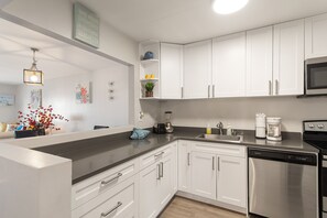Full-sized fridge, microwave, oven, stovetop