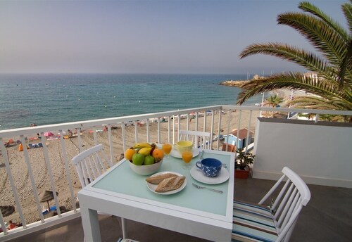 Apartment am Strand mit Meerblick, Balkon, Gemeinschaftspool & WLAN