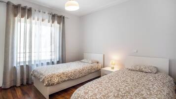 3 slaapkamers, een strijkplank/strijkijzer, gratis wifi, beddengoed