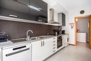 Een koelkast, een magnetron, een oven, een kookplaat