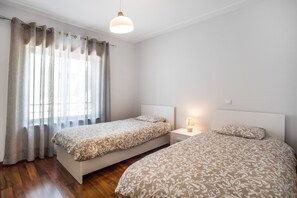 3 bedrooms, iron/ironing board, free WiFi, bed sheets - Apartment Beach Waves Home with Sea View, Pool & Wi-Fi (Nazaré)