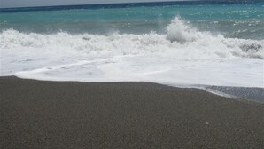 A beach with waves crashing onto the shore. - Villa "Casa Heidi" with Sea View, Pool, Balcony, Air Conditioning & Wi-Fi (Almunecar)