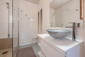 Shower, hair dryer, towels - Beautiful Apartment directly at the Sea with Wi-Fi & Air Conditioning (Sóller)