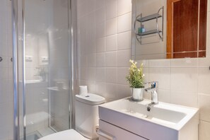Dusche, Haartrockner, Handtücher