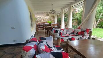 5 habitaciones y espacio para trabajar con laptop