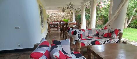 5 bedrooms, laptop workspace, iron/ironing board, free WiFi