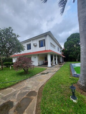 5 bedrooms, laptop workspace, iron/ironing board, free WiFi - Leopard House (Malindi)