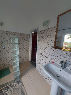 5 bedrooms, laptop workspace, iron/ironing board, free WiFi - Leopard House (Malindi)