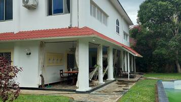 5 habitaciones y espacio para trabajar con laptop