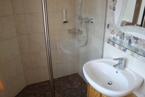 Sèche-cheveux, serviettes fournies, savon, papier toilette