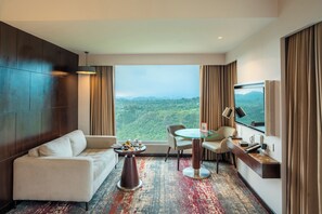 高级套房, 1 张特大床 | 高档床上用品、迷你吧、客房内保险箱、办公桌