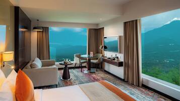 Executive Club | Premium bedding, minibar, in-room safe, desk