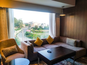 Suite superior, 1 llit de matrimoni gran | Roba de llit d'alta qualitat, minibar i caixa forta a l'habitació