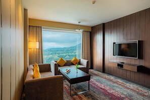 高级套房, 1 张特大床 | 高档床上用品、迷你吧、客房内保险箱、办公桌