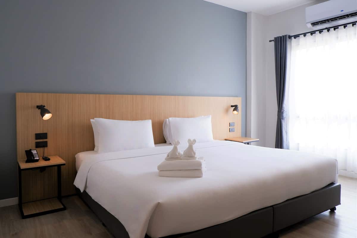 Superior King Room | In-room safe, desk, laptop workspace, blackout drapes