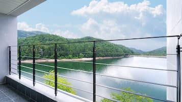 A๋ ํํธํ์ฐ์ค (์์กฐ ์ฌ์ฉ ๋ถ๊ฐ) | ํ
๋ผ์ค/ํํฐ์ค