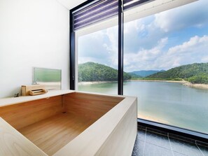Phòng đôi Superior (B) | Phòng tắm | Dép đi trong nhà, khăn tắm 