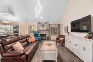 Smart TV, lareira, livros